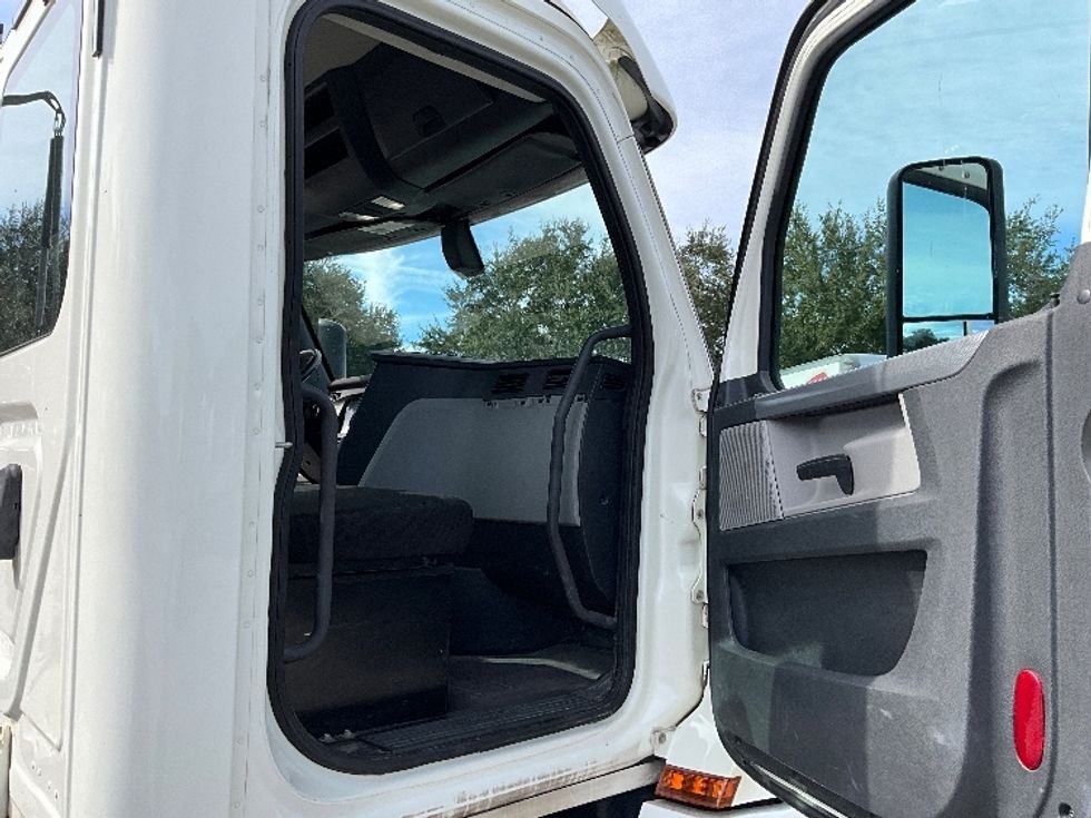 Day Cab Tractor-Heavy Duty Tractors-Freightliner-2019-T12664ST-Tampa-FL-435,743\n\t\tmiles-$ 42,500 - Image 12