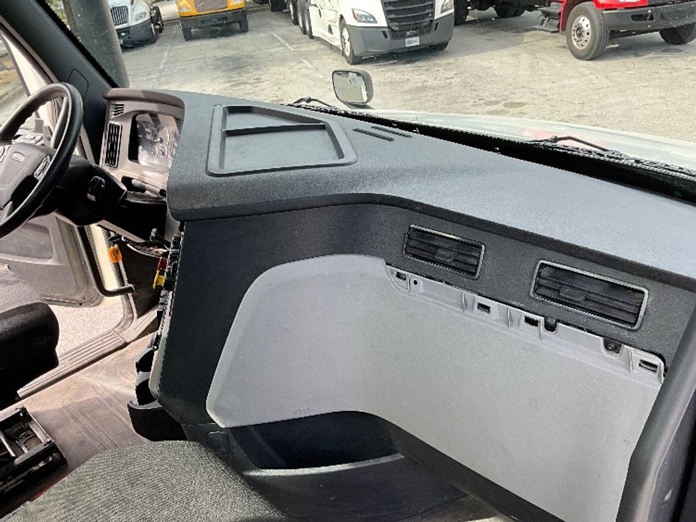 Day Cab Tractor-Heavy Duty Tractors-Freightliner-2019-T12664ST-Tampa-FL-435,743\n\t\tmiles-$ 42,500 - Image 13