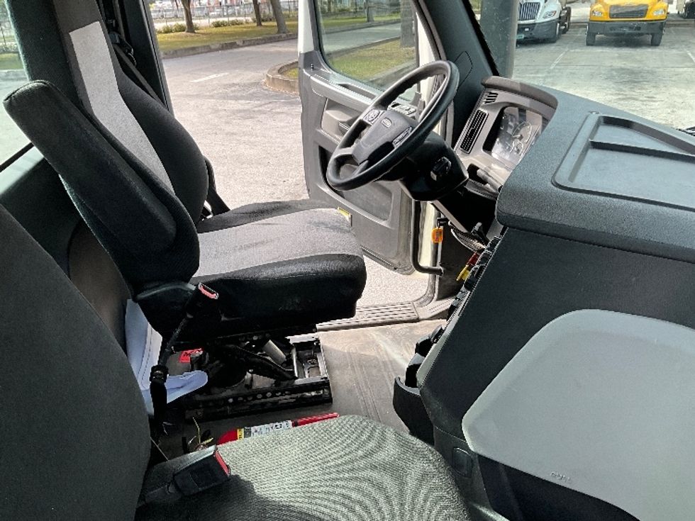 Day Cab Tractor-Heavy Duty Tractors-Freightliner-2019-T12664ST-Tampa-FL-435,743\n\t\tmiles-$ 42,500 - Image 14