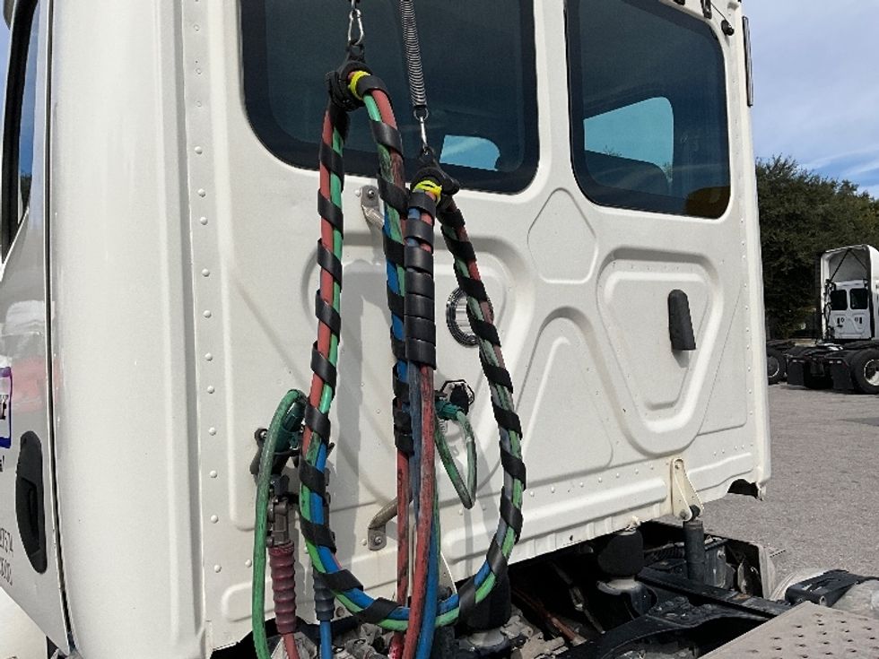 Day Cab Tractor-Heavy Duty Tractors-Freightliner-2019-T12664ST-Tampa-FL-435,743\n\t\tmiles-$ 42,500 - Image 17