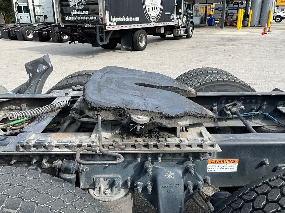 Day Cab Tractor-Heavy Duty Tractors-Freightliner-2019-T12664ST-Tampa-FL-435,743\n\t\tmiles-$ 42,500 - Image 18