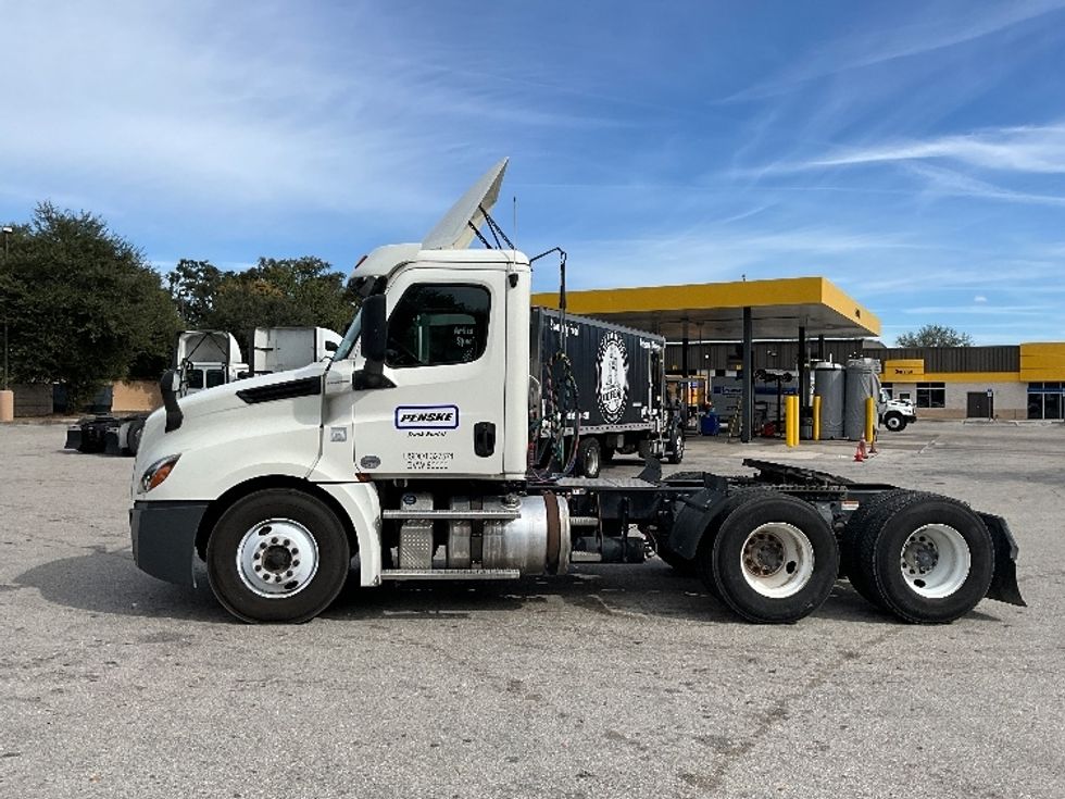 Day Cab Tractor-Heavy Duty Tractors-Freightliner-2019-T12664ST-Tampa-FL-435,743\n\t\tmiles-$ 42,500 - Image 4