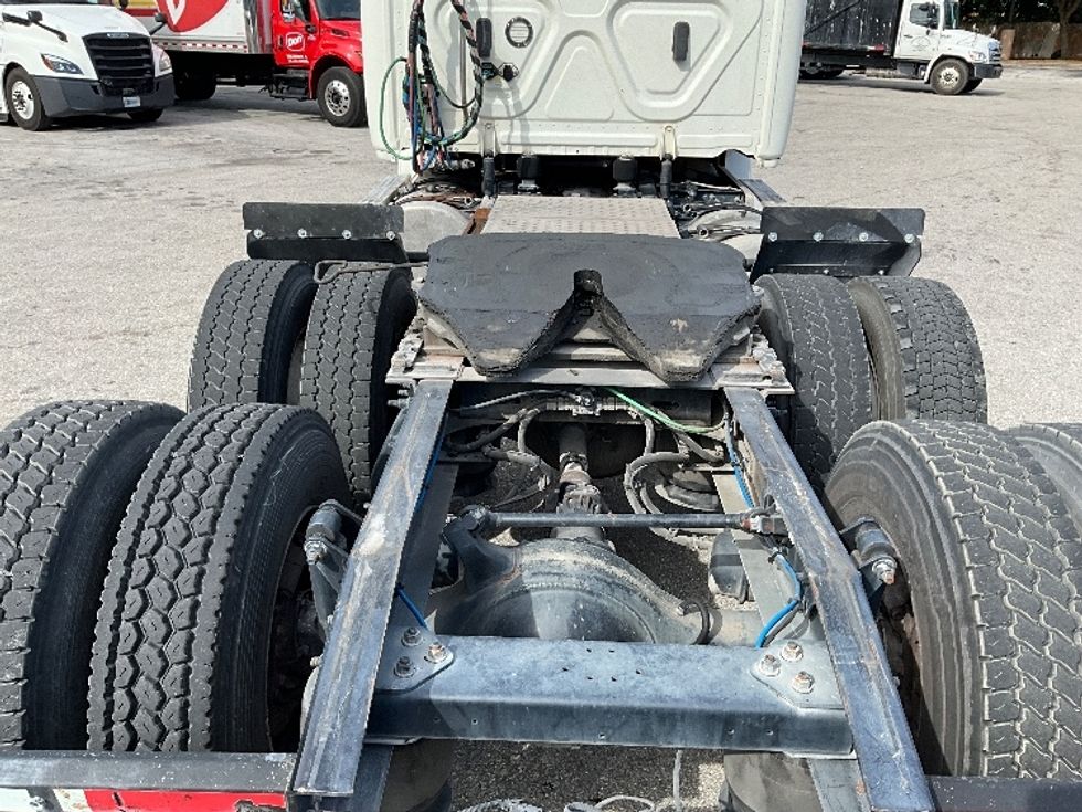 Day Cab Tractor-Heavy Duty Tractors-Freightliner-2019-T12664ST-Tampa-FL-435,743\n\t\tmiles-$ 42,500 - Image 6