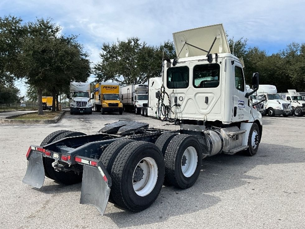 Day Cab Tractor-Heavy Duty Tractors-Freightliner-2019-T12664ST-Tampa-FL-435,743\n\t\tmiles-$ 42,500 - Image 7