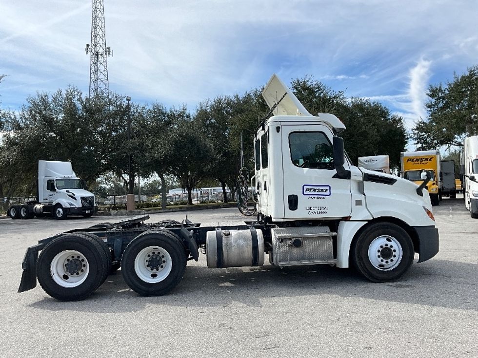 Day Cab Tractor-Heavy Duty Tractors-Freightliner-2019-T12664ST-Tampa-FL-435,743\n\t\tmiles-$ 42,500 - Image 8
