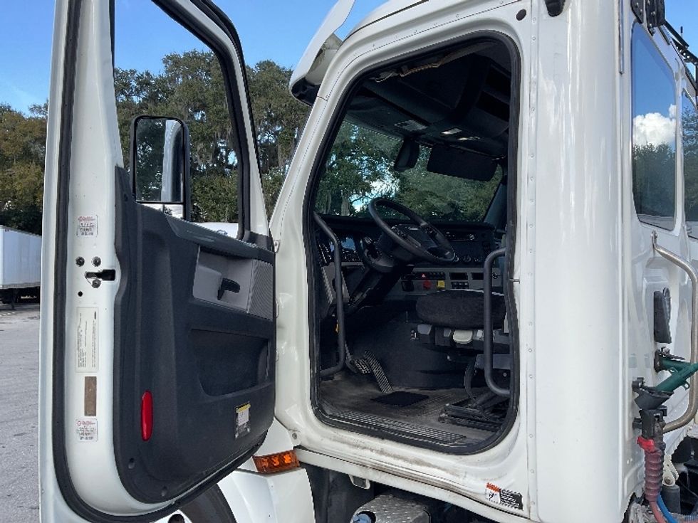 Day Cab Tractor-Heavy Duty Tractors-Freightliner-2019-T12664ST-Tampa-FL-435,743\n\t\tmiles-$ 42,500 - Image 9