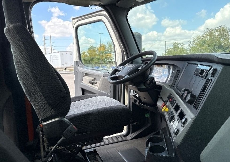 Day Cab Tractor-Heavy Duty Tractors-Freightliner-2019-T12664ST-Tampa-FL-510,314\n\t\tmiles-$ 37,250 - Image 14