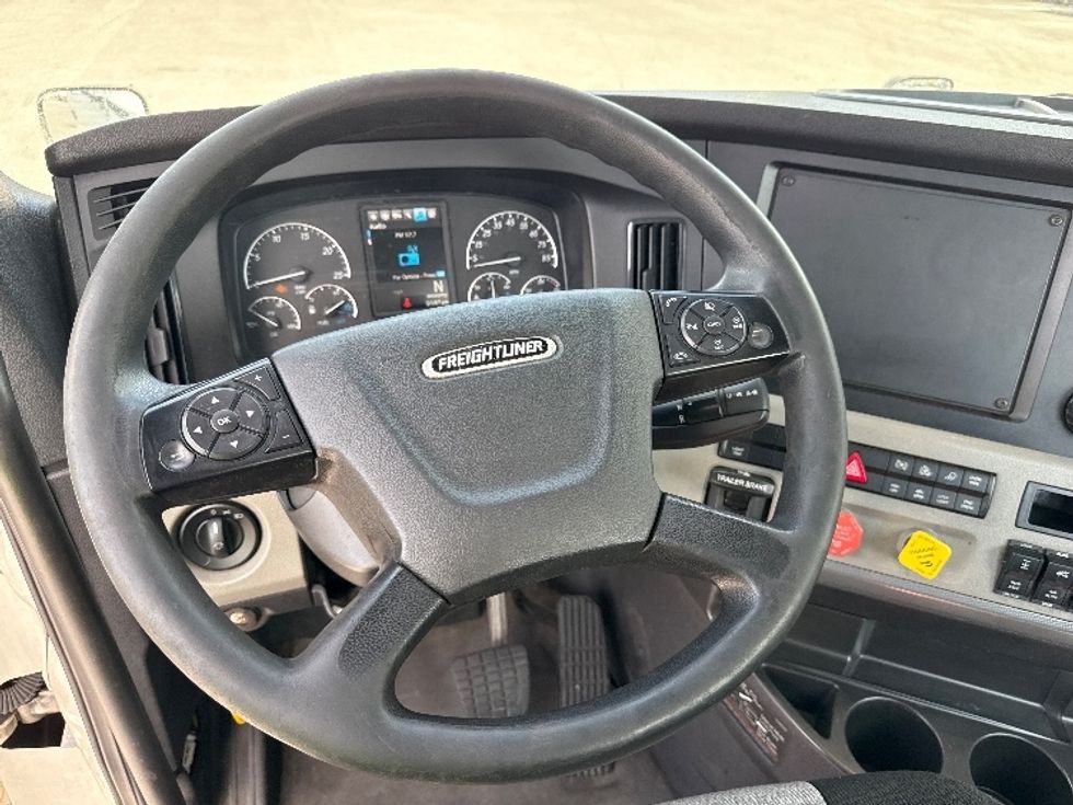 Day Cab Tractor-Heavy Duty Tractors-Freightliner-2019-T12664ST-Tampa-FL-510,317\n\t\tmiles-$ 38,000 - Image 11