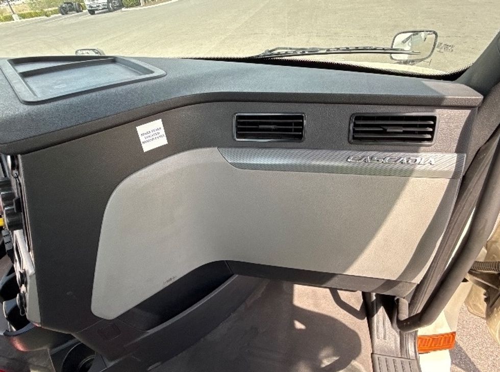 Day Cab Tractor-Heavy Duty Tractors-Freightliner-2019-T12664ST-Tampa-FL-510,317\n\t\tmiles-$ 38,000 - Image 13