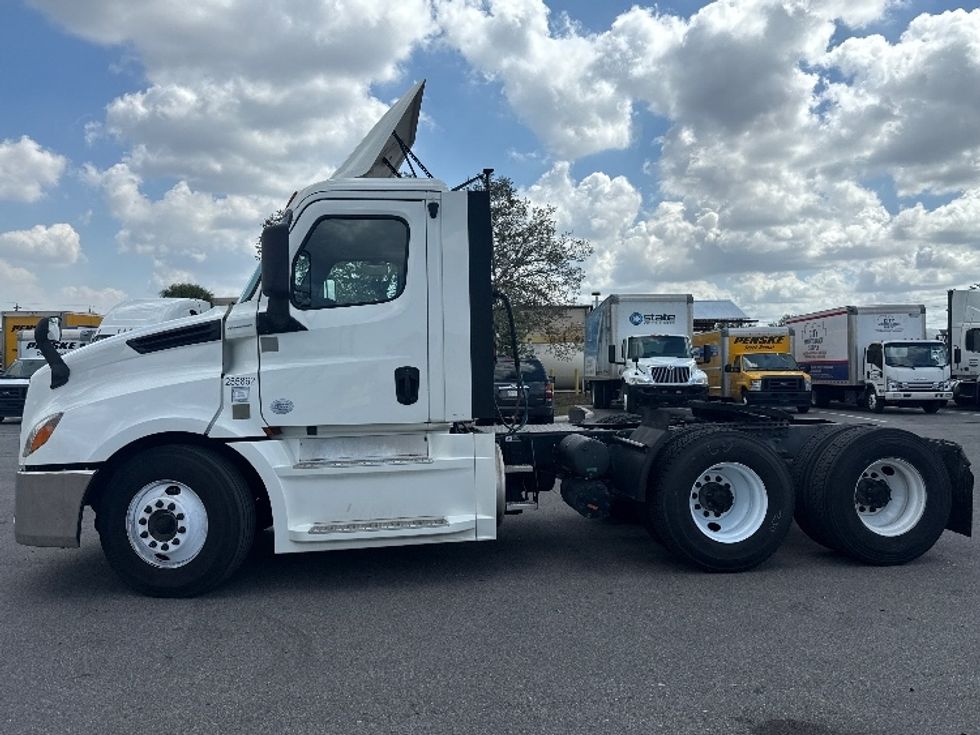 Day Cab Tractor-Heavy Duty Tractors-Freightliner-2019-T12664ST-Tampa-FL-510,317\n\t\tmiles-$ 38,000 - Image 4