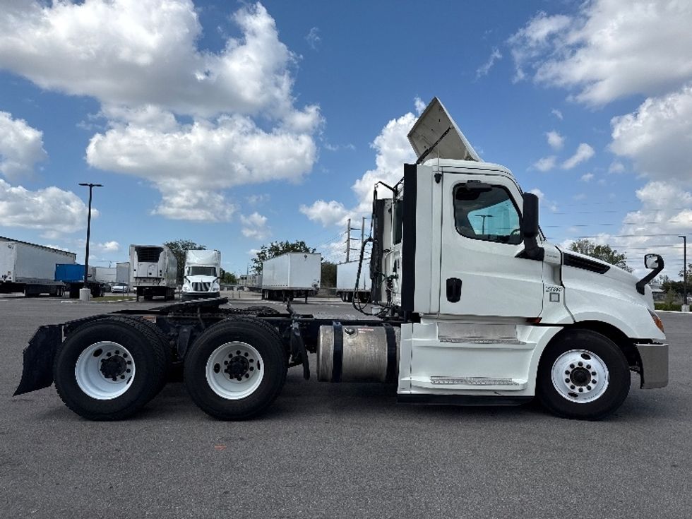Day Cab Tractor-Heavy Duty Tractors-Freightliner-2019-T12664ST-Tampa-FL-510,317\n\t\tmiles-$ 38,000 - Image 8