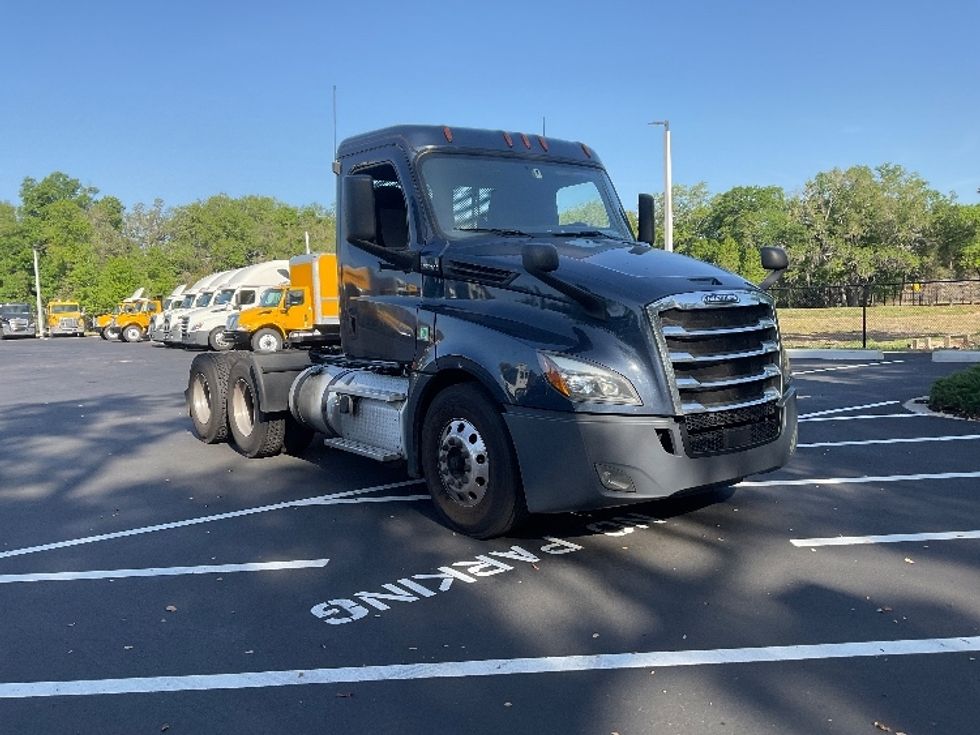 Day Cab Tractor-Heavy Duty Tractors-Freightliner-2019-T12664ST-Tampa-FL-609,196\n\t\tmiles-$ 29,750 - Image 1