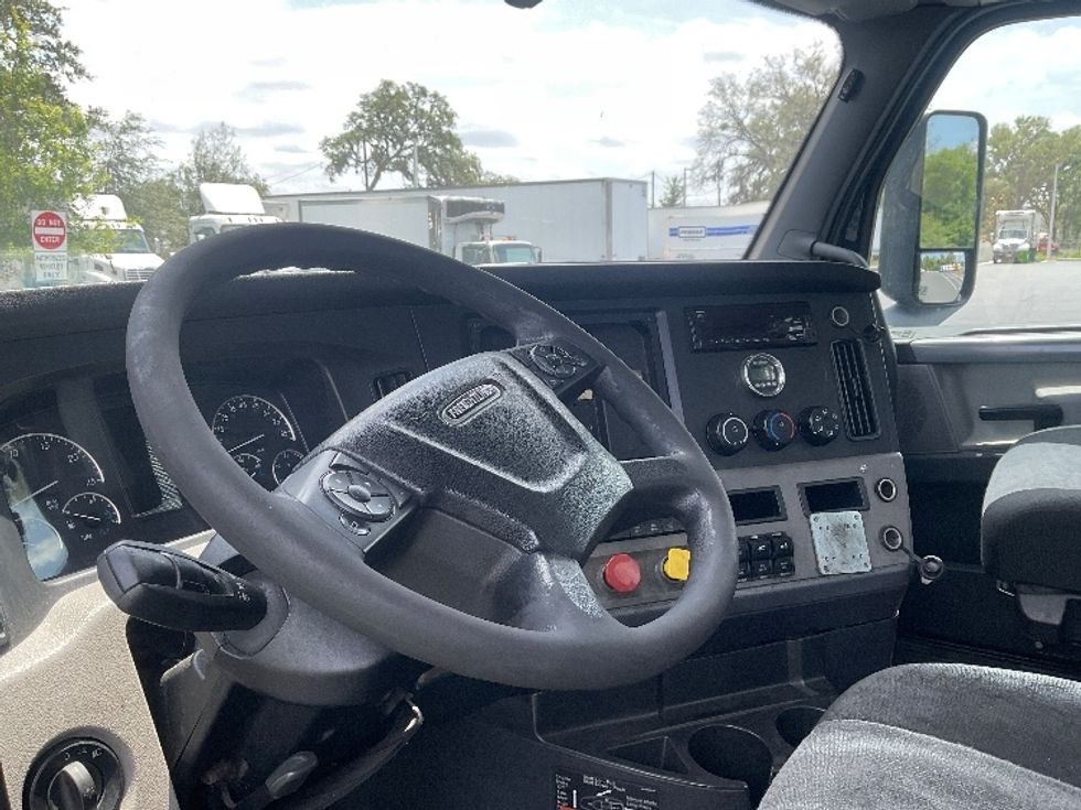 Day Cab Tractor-Heavy Duty Tractors-Freightliner-2019-T12664ST-Tampa-FL-609,196\n\t\tmiles-$ 29,750 - Image 10