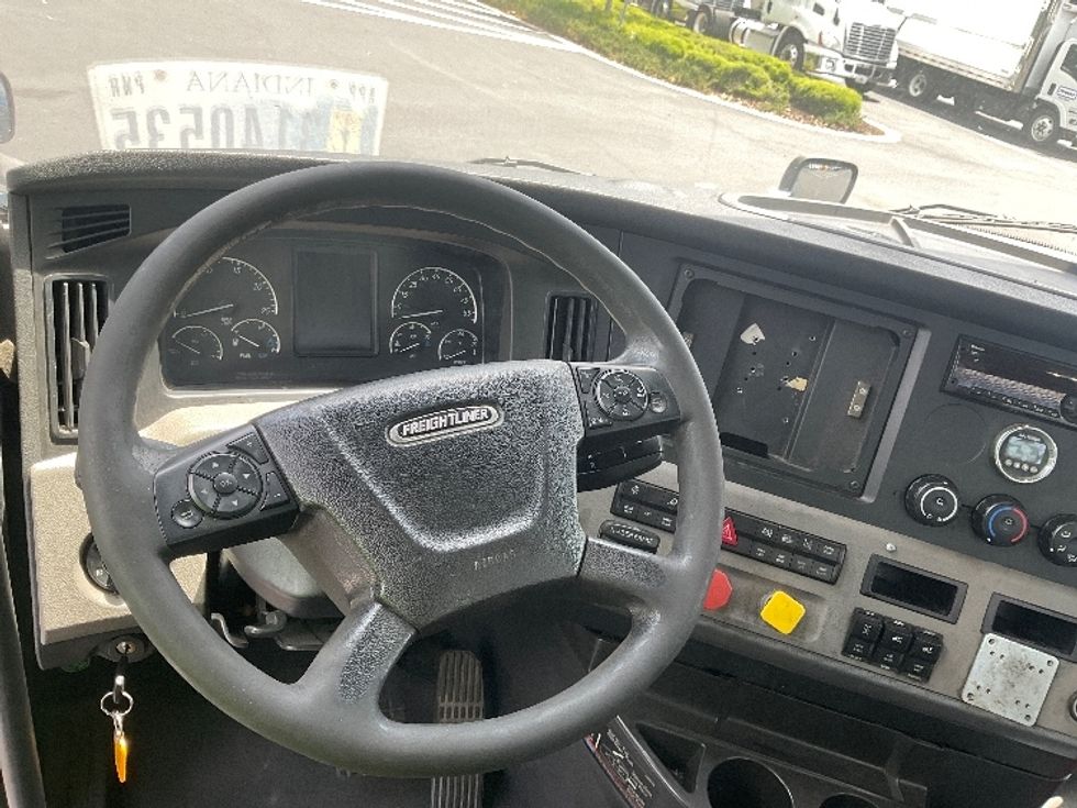 Day Cab Tractor-Heavy Duty Tractors-Freightliner-2019-T12664ST-Tampa-FL-609,196\n\t\tmiles-$ 29,750 - Image 11