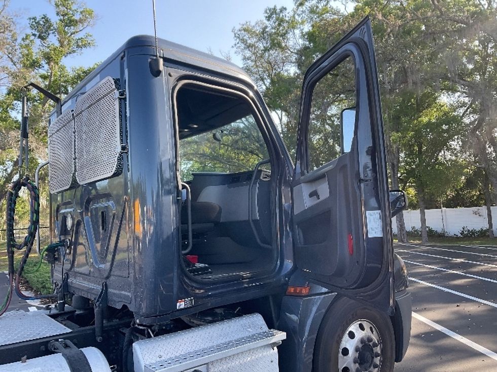 Day Cab Tractor-Heavy Duty Tractors-Freightliner-2019-T12664ST-Tampa-FL-609,196\n\t\tmiles-$ 29,750 - Image 12