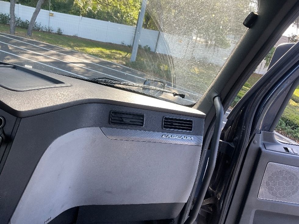 Day Cab Tractor-Heavy Duty Tractors-Freightliner-2019-T12664ST-Tampa-FL-609,196\n\t\tmiles-$ 29,750 - Image 13