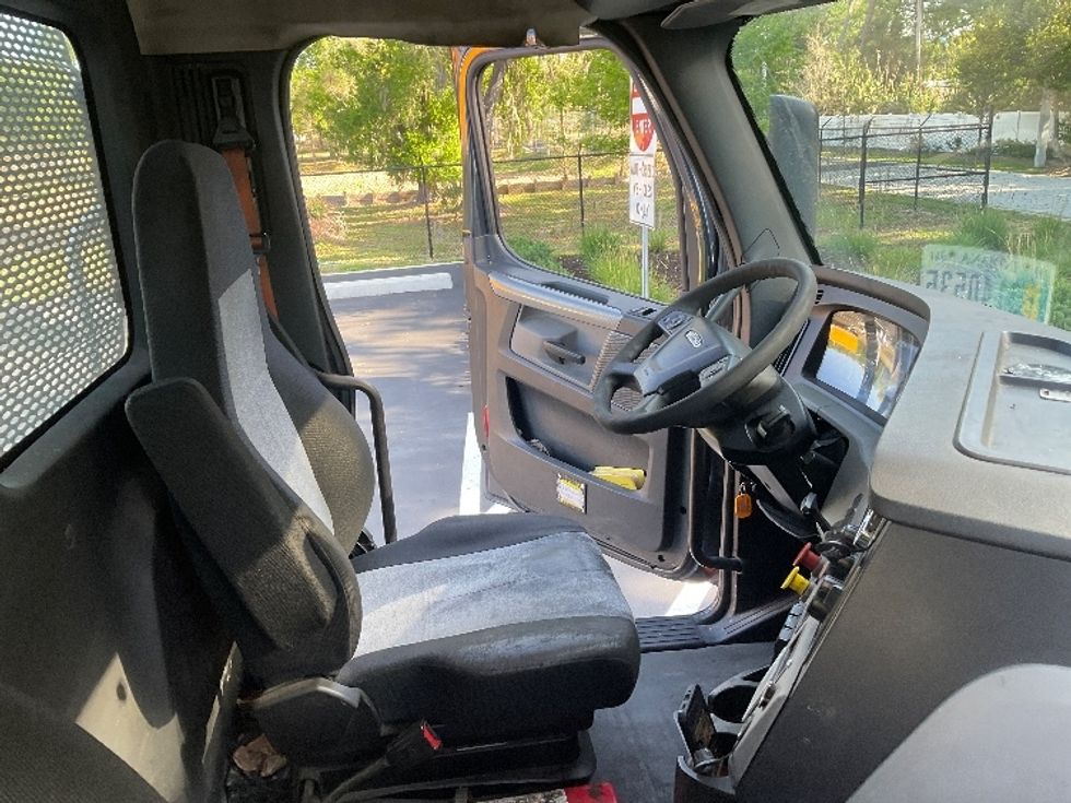 Day Cab Tractor-Heavy Duty Tractors-Freightliner-2019-T12664ST-Tampa-FL-609,196\n\t\tmiles-$ 29,750 - Image 14