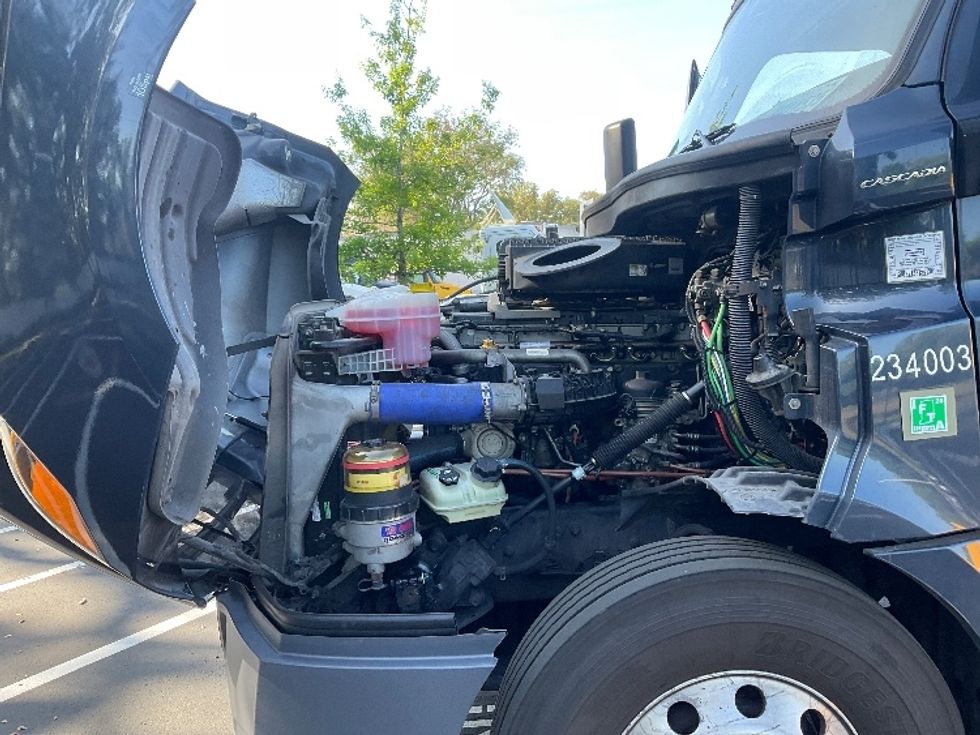 Day Cab Tractor-Heavy Duty Tractors-Freightliner-2019-T12664ST-Tampa-FL-609,196\n\t\tmiles-$ 29,750 - Image 16