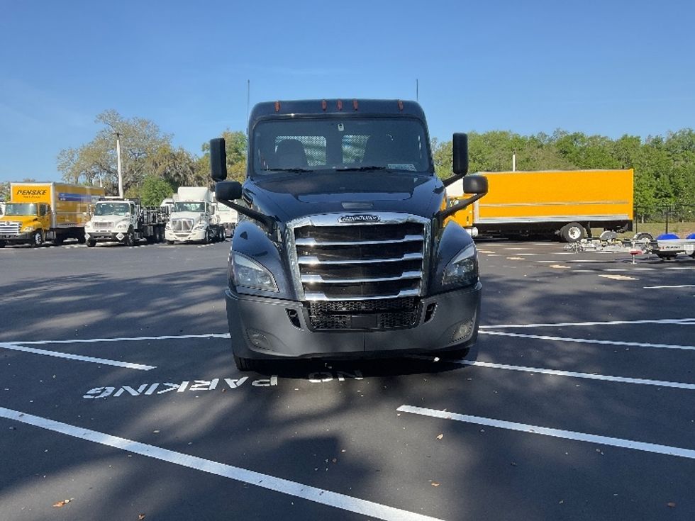 Day Cab Tractor-Heavy Duty Tractors-Freightliner-2019-T12664ST-Tampa-FL-609,196\n\t\tmiles-$ 29,750 - Image 2