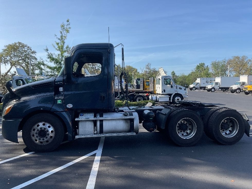 Day Cab Tractor-Heavy Duty Tractors-Freightliner-2019-T12664ST-Tampa-FL-609,196\n\t\tmiles-$ 29,750 - Image 4