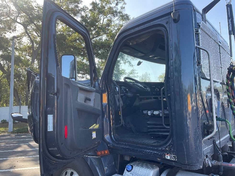 Day Cab Tractor-Heavy Duty Tractors-Freightliner-2019-T12664ST-Tampa-FL-609,196\n\t\tmiles-$ 29,750 - Image 9
