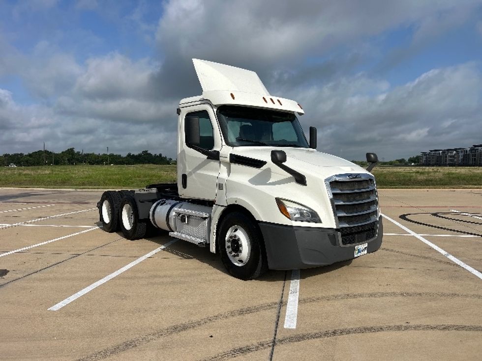 Day Cab Tractor-Heavy Duty Tractors-Freightliner-2019-T12664ST-Terrell-TX-659,770\n\t\tmiles-$ 29,000 - Image 1