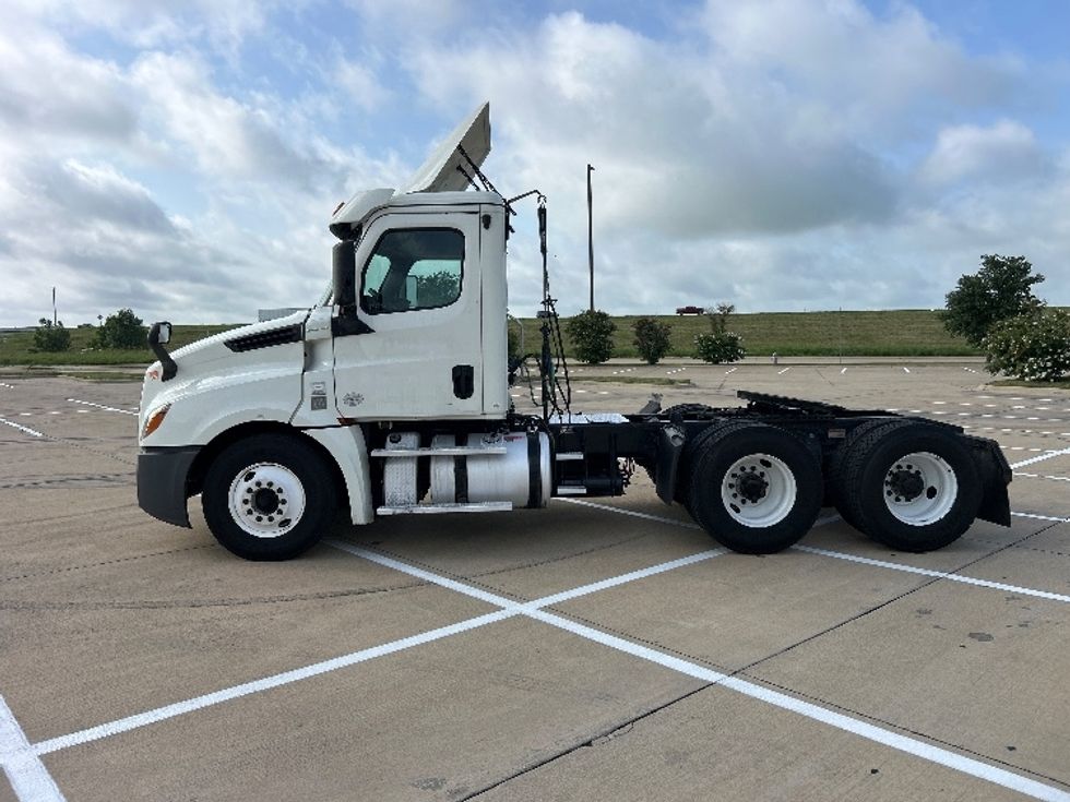 Day Cab Tractor-Heavy Duty Tractors-Freightliner-2019-T12664ST-Terrell-TX-659,770\n\t\tmiles-$ 29,000 - Image 4