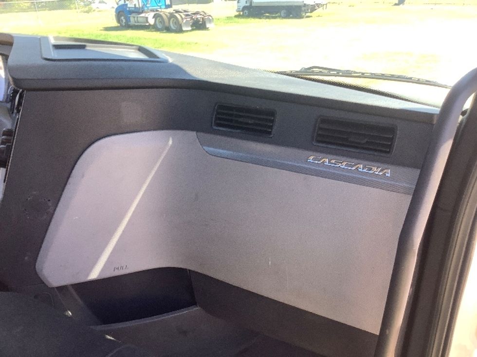 Day Cab Tractor-Heavy Duty Tractors-Freightliner-2019-T12664ST-Tifton-GA-365,972\n\t\tmiles-$ 50,000 - Image 13