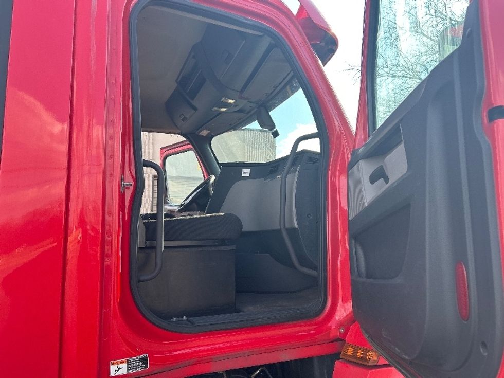 Day Cab Tractor-Heavy Duty Tractors-Freightliner-2019-T12664ST-Toledo-OH-366,406\n\t\tmiles-$ 49,000 - Image 12