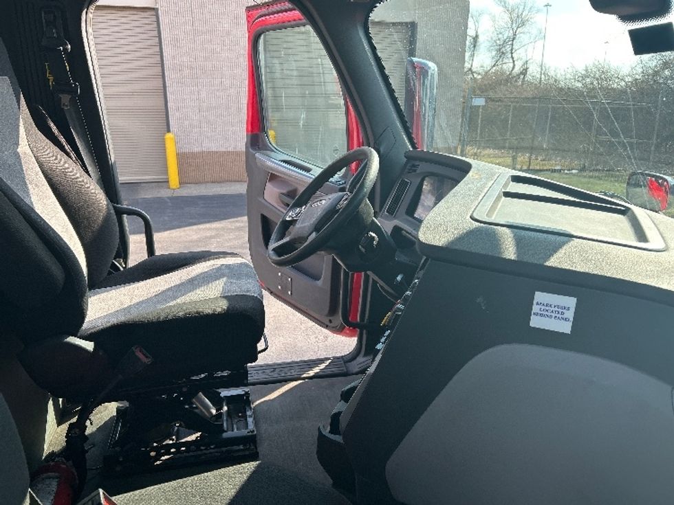 Day Cab Tractor-Heavy Duty Tractors-Freightliner-2019-T12664ST-Toledo-OH-366,406\n\t\tmiles-$ 49,000 - Image 14