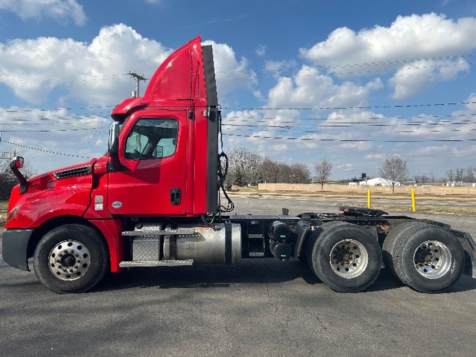 Day Cab Tractor-Heavy Duty Tractors-Freightliner-2019-T12664ST-Toledo-OH-366,406\n\t\tmiles-$ 49,000 - Image 4