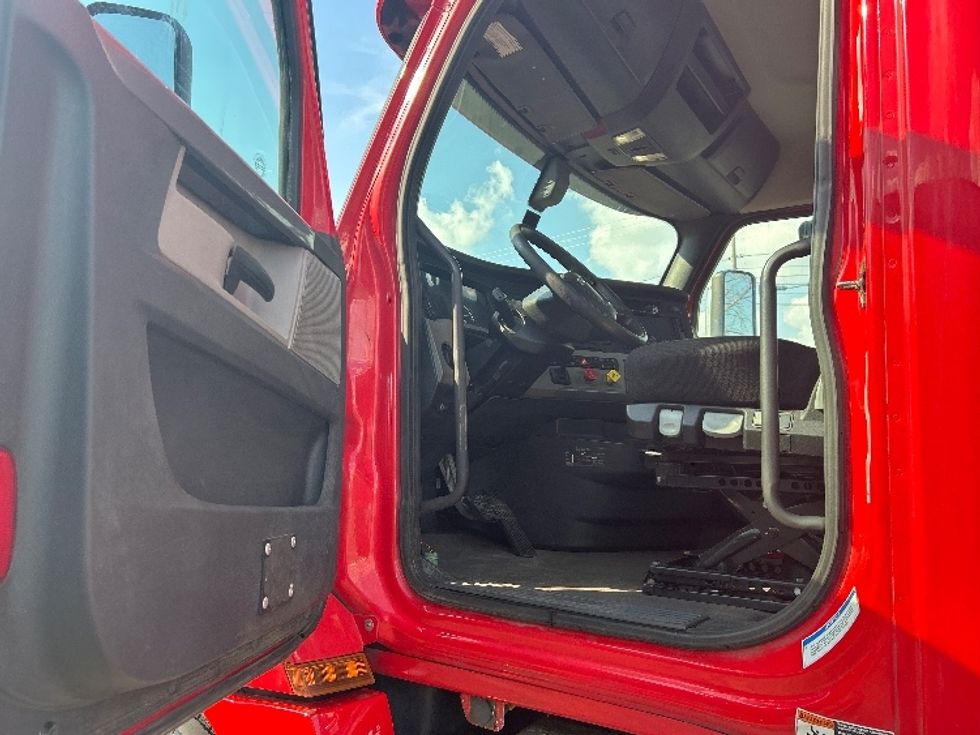 Day Cab Tractor-Heavy Duty Tractors-Freightliner-2019-T12664ST-Toledo-OH-366,406\n\t\tmiles-$ 49,000 - Image 9