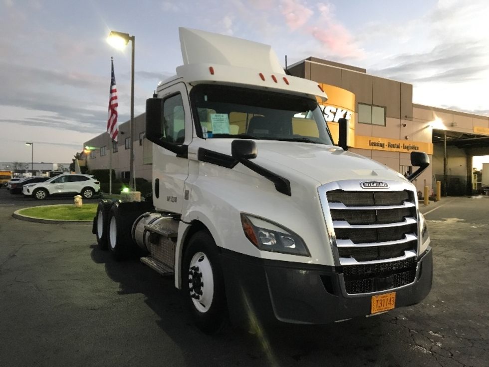 Day Cab Tractor-Heavy Duty Tractors-Freightliner-2019-T12664ST-Torrance-CA-139,257\n\t\tmiles-$ 58,500 - Image 1