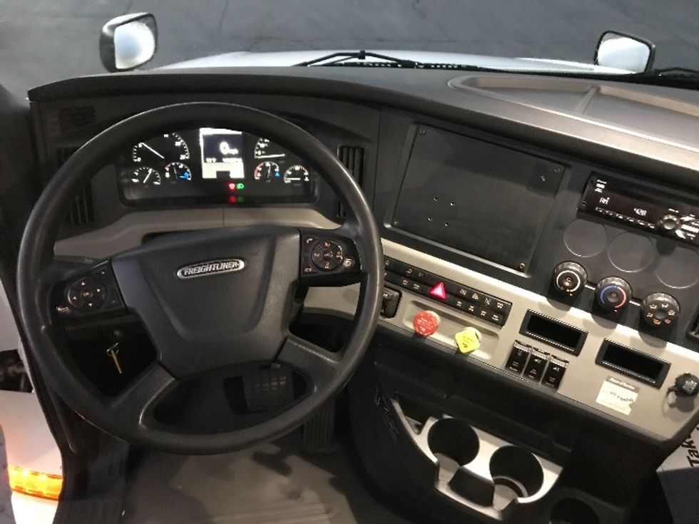 Day Cab Tractor-Heavy Duty Tractors-Freightliner-2019-T12664ST-Torrance-CA-139,257\n\t\tmiles-$ 58,500 - Image 11