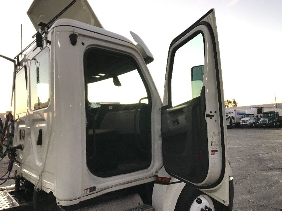 Day Cab Tractor-Heavy Duty Tractors-Freightliner-2019-T12664ST-Torrance-CA-139,257\n\t\tmiles-$ 58,500 - Image 12