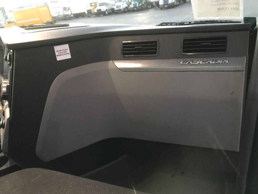 Day Cab Tractor-Heavy Duty Tractors-Freightliner-2019-T12664ST-Torrance-CA-139,257\n\t\tmiles-$ 58,500 - Image 13