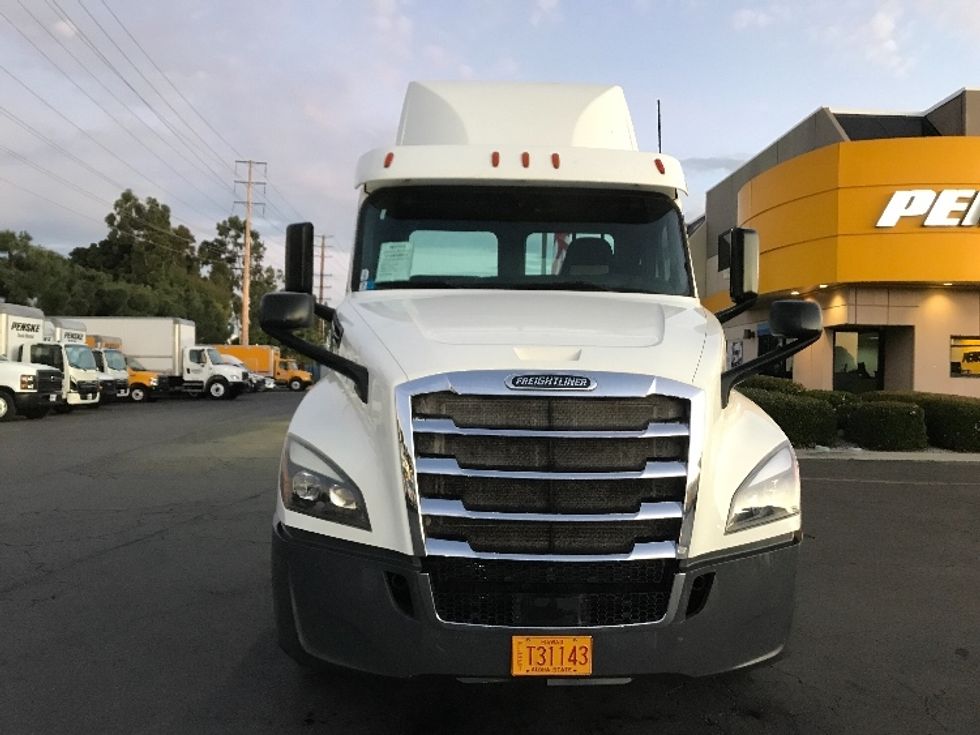 Day Cab Tractor-Heavy Duty Tractors-Freightliner-2019-T12664ST-Torrance-CA-139,257\n\t\tmiles-$ 58,500 - Image 2
