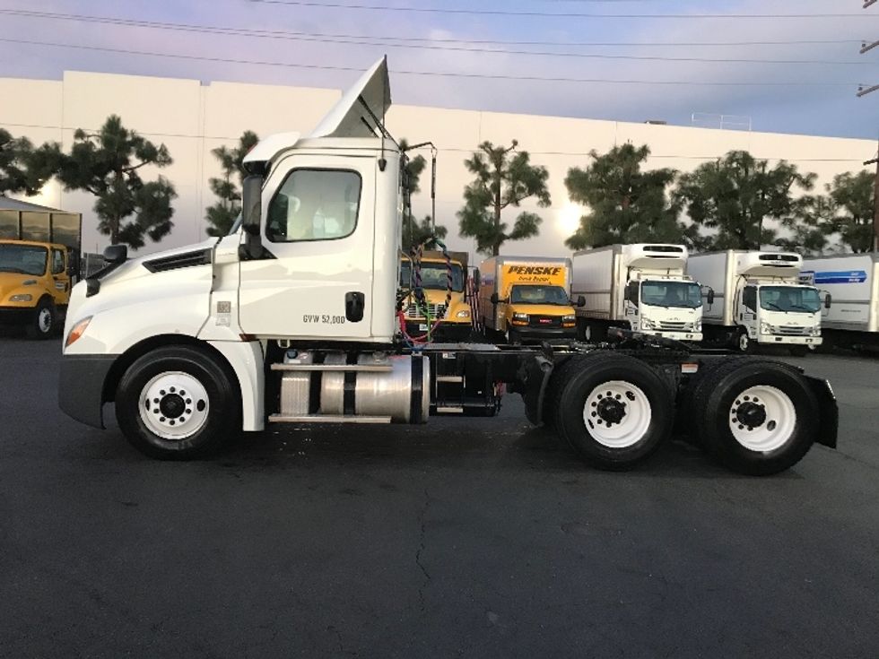Day Cab Tractor-Heavy Duty Tractors-Freightliner-2019-T12664ST-Torrance-CA-139,257\n\t\tmiles-$ 58,500 - Image 4
