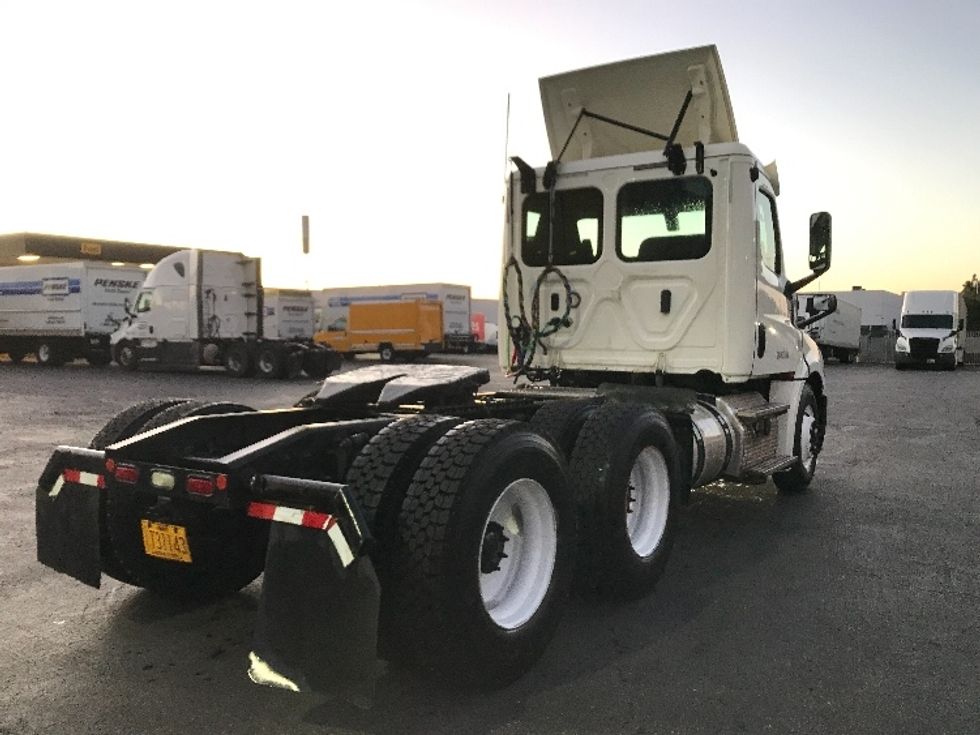 Day Cab Tractor-Heavy Duty Tractors-Freightliner-2019-T12664ST-Torrance-CA-139,257\n\t\tmiles-$ 58,500 - Image 7