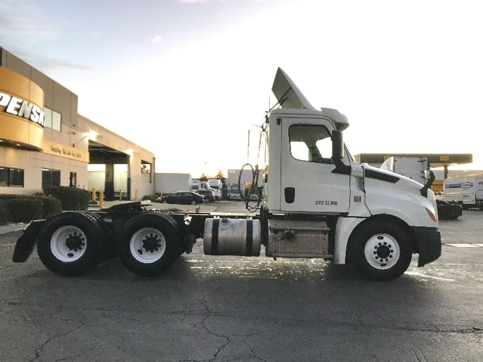 Day Cab Tractor-Heavy Duty Tractors-Freightliner-2019-T12664ST-Torrance-CA-139,257\n\t\tmiles-$ 58,500 - Image 8