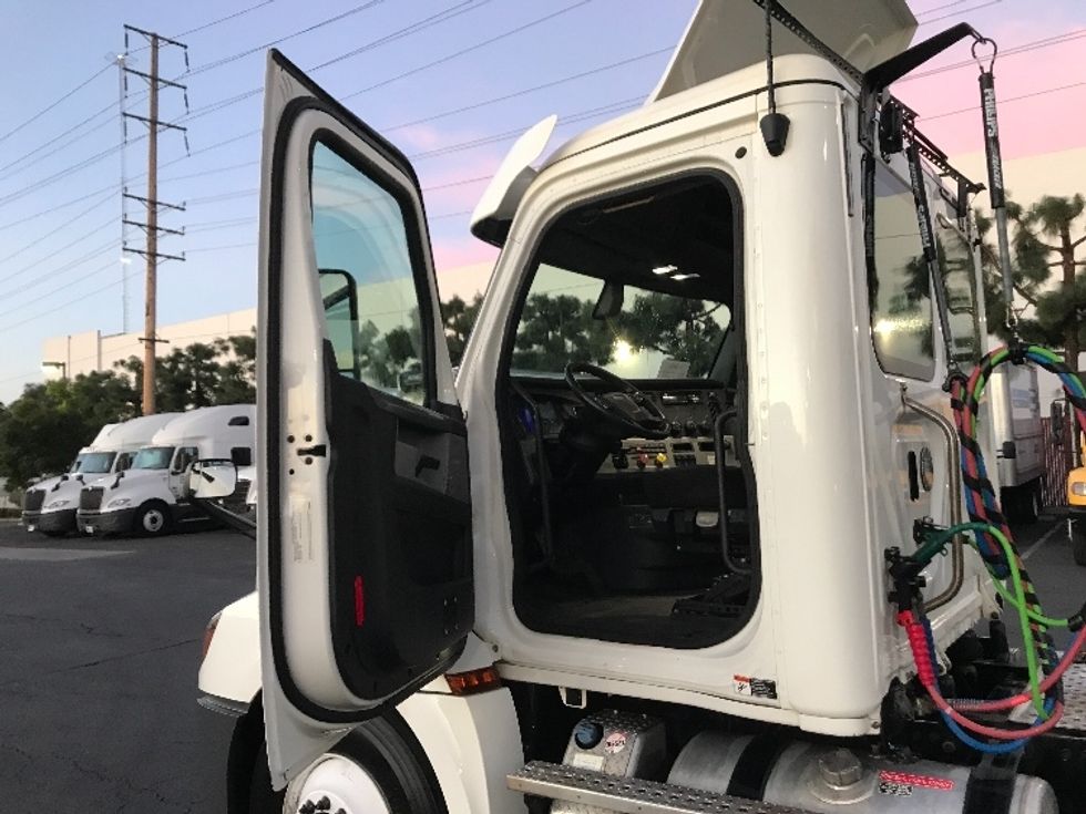 Day Cab Tractor-Heavy Duty Tractors-Freightliner-2019-T12664ST-Torrance-CA-139,257\n\t\tmiles-$ 58,500 - Image 9