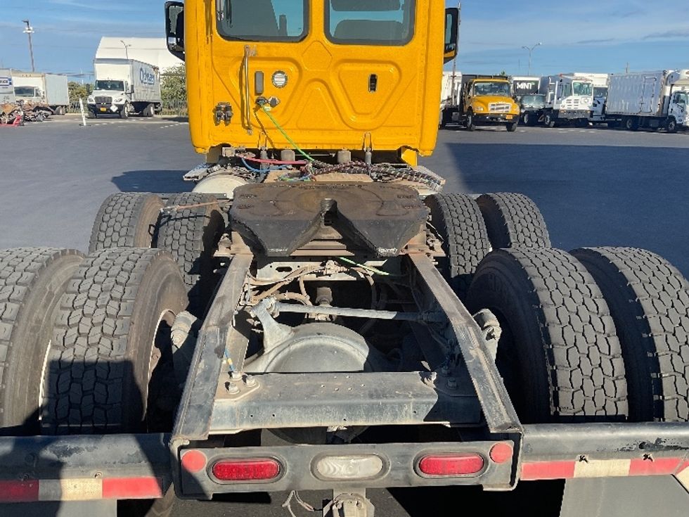Day Cab Tractor-Heavy Duty Tractors-Freightliner-2019-T12664ST-Torrance-CA-167,746\n\t\tmiles-$ 58,750 - Image 6