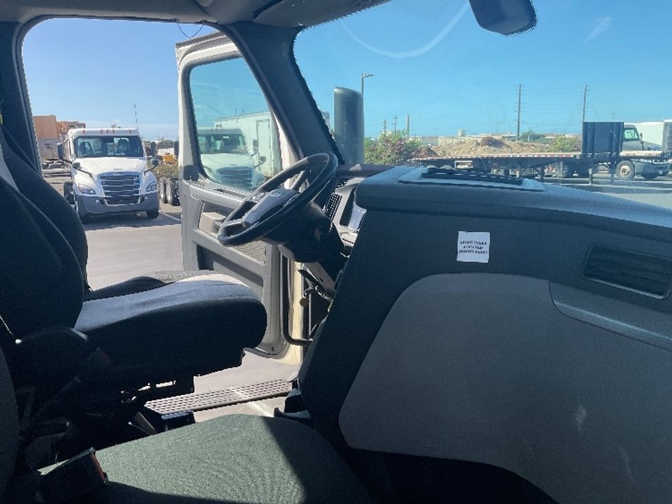 Day Cab Tractor-Heavy Duty Tractors-Freightliner-2019-T12664ST-Torrance-CA-177,077\n\t\tmiles-$ 59,250 - Image 13