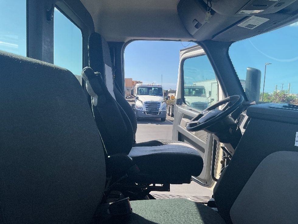 Day Cab Tractor-Heavy Duty Tractors-Freightliner-2019-T12664ST-Torrance-CA-177,077\n\t\tmiles-$ 59,250 - Image 14