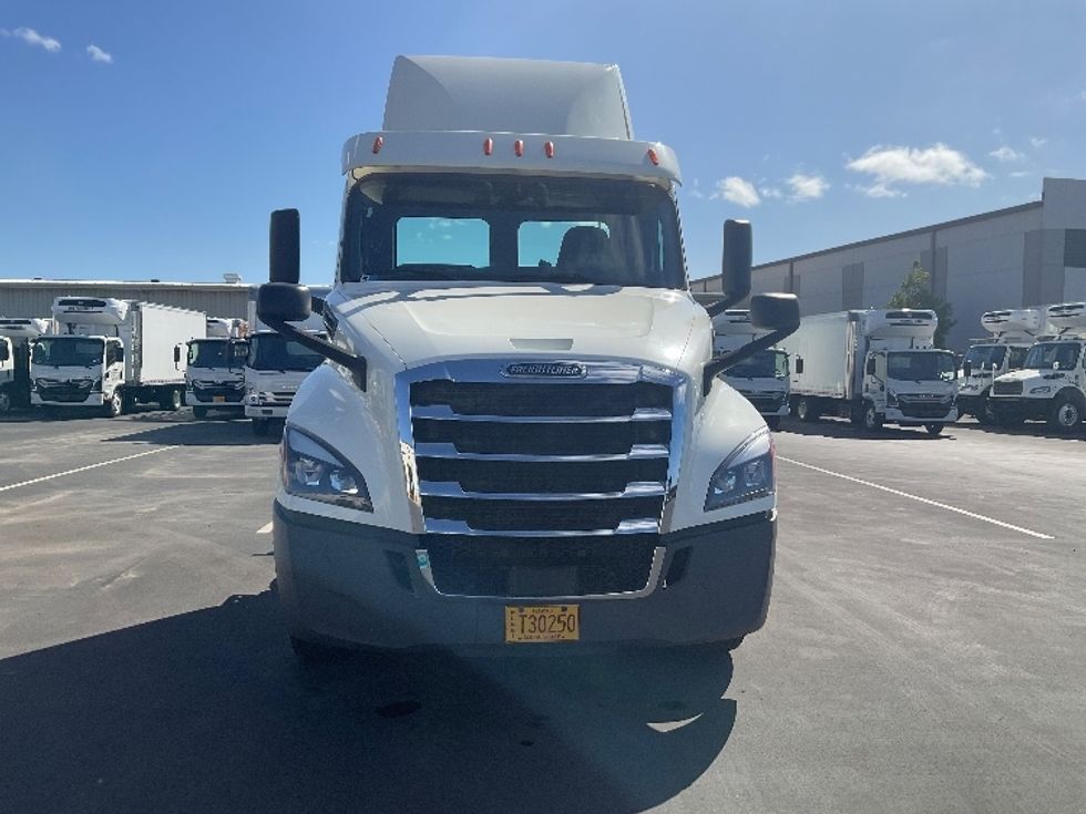 Day Cab Tractor-Heavy Duty Tractors-Freightliner-2019-T12664ST-Torrance-CA-177,077\n\t\tmiles-$ 59,250 - Image 2