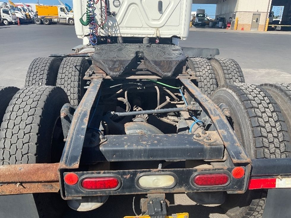 Day Cab Tractor-Heavy Duty Tractors-Freightliner-2019-T12664ST-Torrance-CA-177,077\n\t\tmiles-$ 59,250 - Image 6