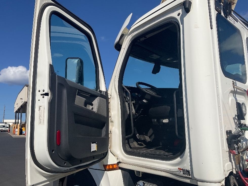 Day Cab Tractor-Heavy Duty Tractors-Freightliner-2019-T12664ST-Torrance-CA-177,077\n\t\tmiles-$ 59,250 - Image 9