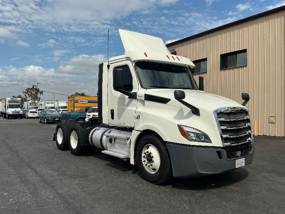 Day Cab Tractor-Heavy Duty Tractors-Freightliner-2019-T12664ST-Torrance-CA-212,451\n\t\tmiles-$ 57,250 - Image 1