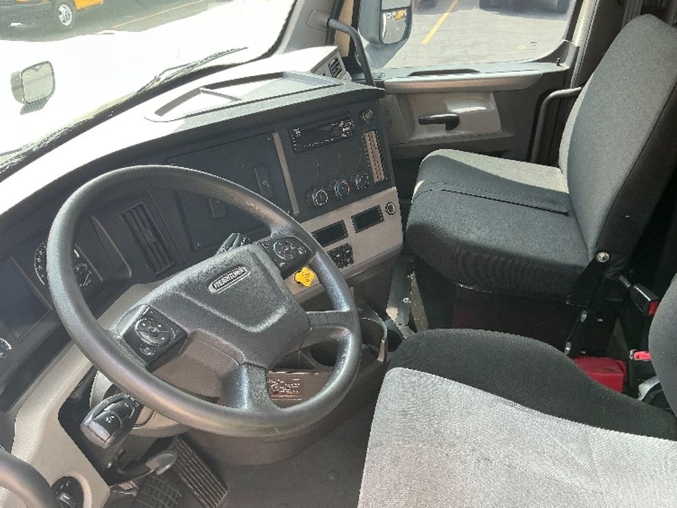 Day Cab Tractor-Heavy Duty Tractors-Freightliner-2019-T12664ST-Torrance-CA-212,451\n\t\tmiles-$ 57,250 - Image 10