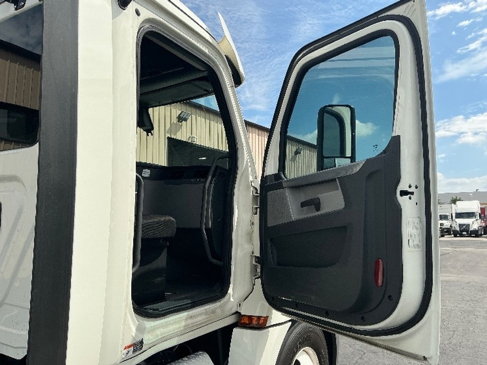 Day Cab Tractor-Heavy Duty Tractors-Freightliner-2019-T12664ST-Torrance-CA-212,451\n\t\tmiles-$ 57,250 - Image 12
